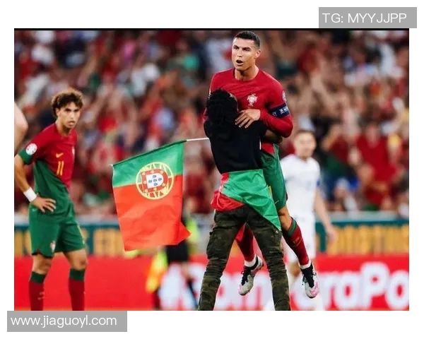 球迷疯狂一幕欧冠赛场上演抢夺C罗球衣的离奇事件